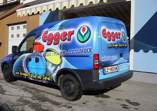 Auto mit Beschriftung