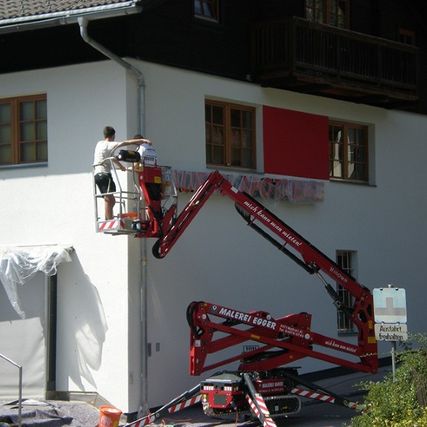 Hebebühne mit Arbeiter